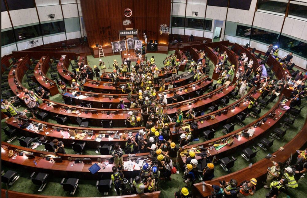 Hong Kong : le Parlement pris d’assaut par les manifestants !