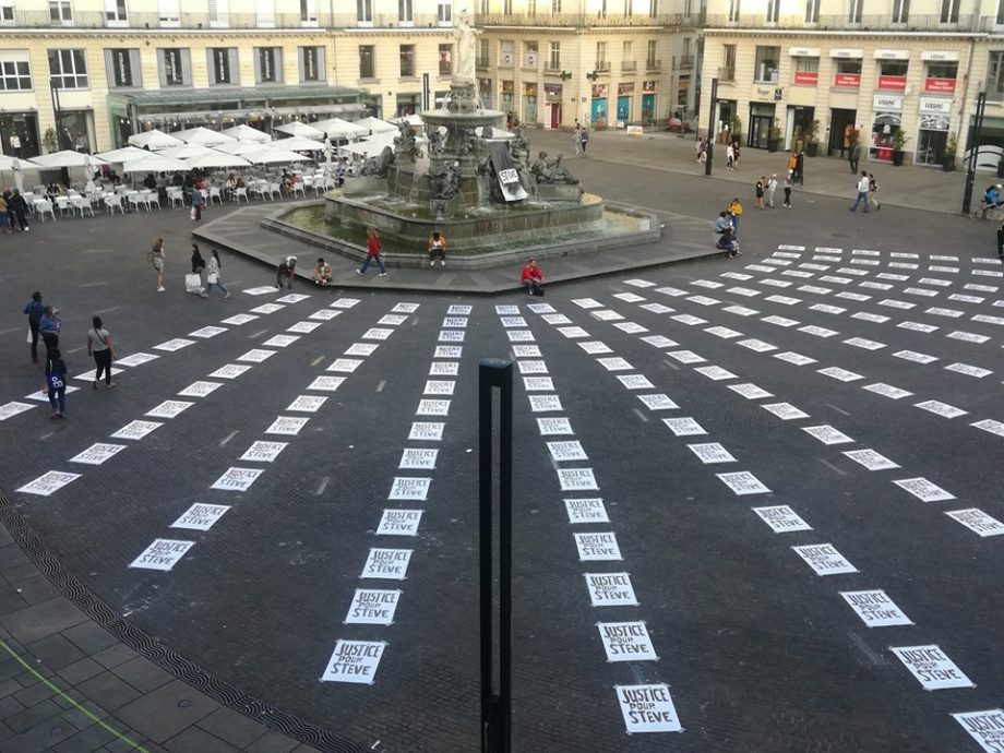 Nantes : La place Royale recouverte de centaines d’affiches « Justice pour Steve »