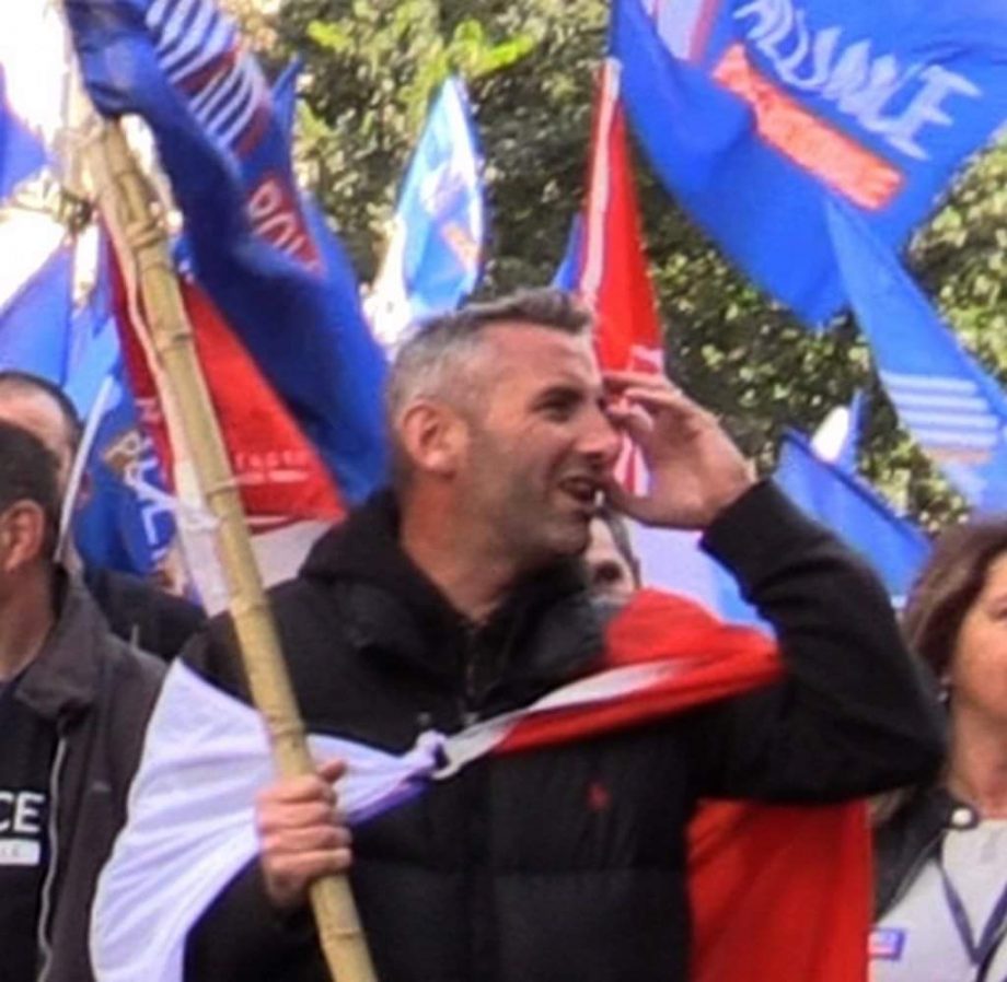 Des policiers se moquent des manifestants mutilés