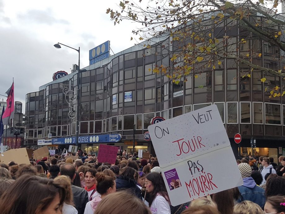 Vague féministe contre les violences sexistes