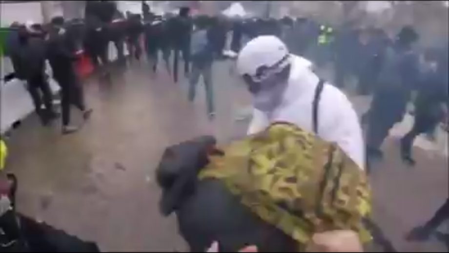 Un manifestant reçoit une grenade en pleine tête alors qu’il discute !