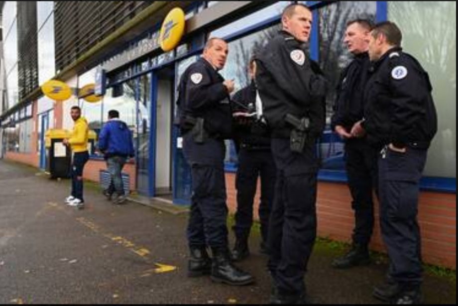 Un homme désespéré tente de s’immoler, la police le met en garde à vue