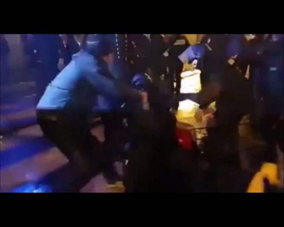 La police tabasse au sol une infirmière !