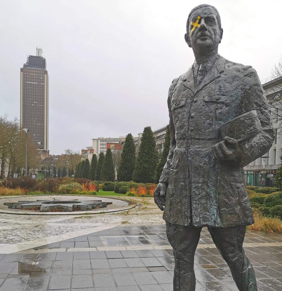 Statues éborgnées, reflet des mutilations policières