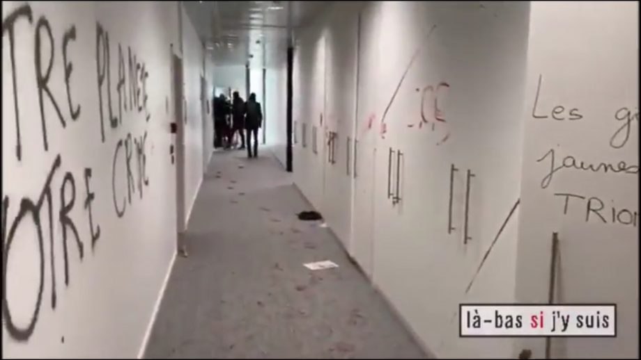 Paris : les locaux de BlackRock envahis et redécorés !