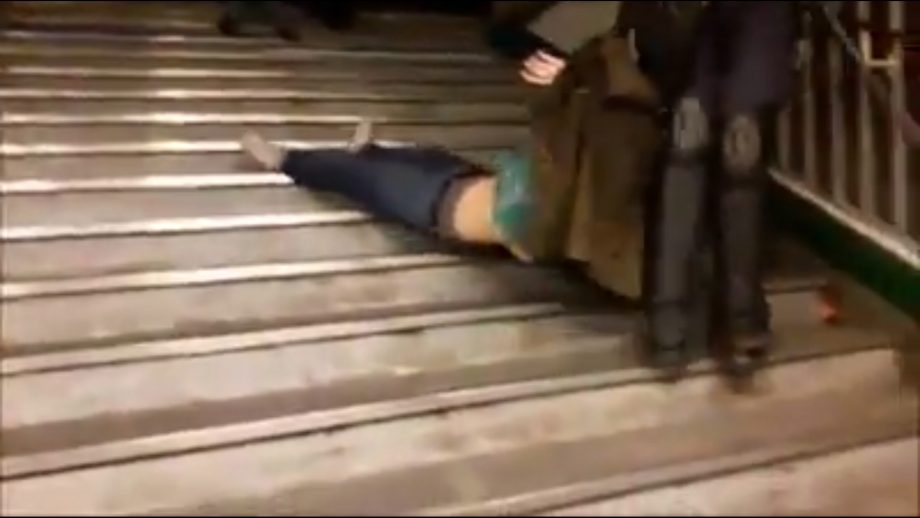 Paris : la police violente la marche féministe