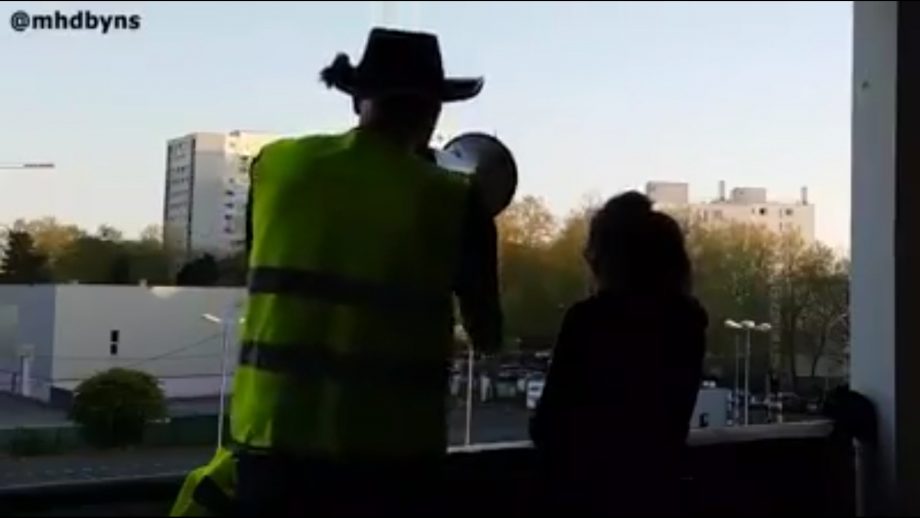 Appel à une « manif de balcons » au moment du discours de Macron