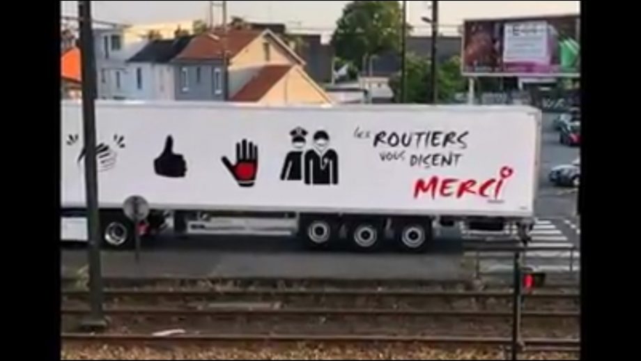 Nantes : les routiers manifestent leur soutien aux soignants