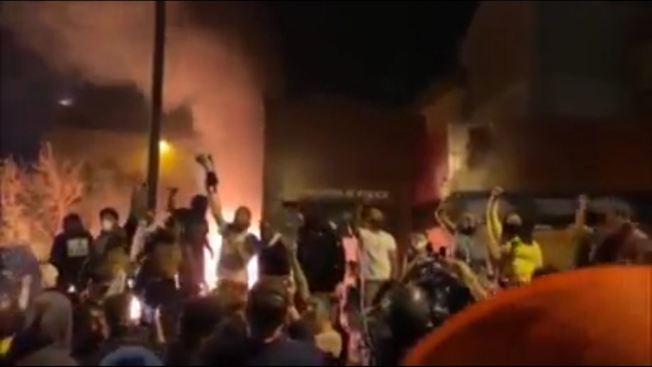 USA : troisième nuit contre les violences policières, un commissariat incendié, la révolte s’étend