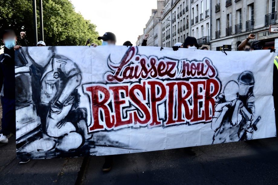 Nantes : contre les violences policières et le racisme, des milliers à braver l’interdiction de manifester