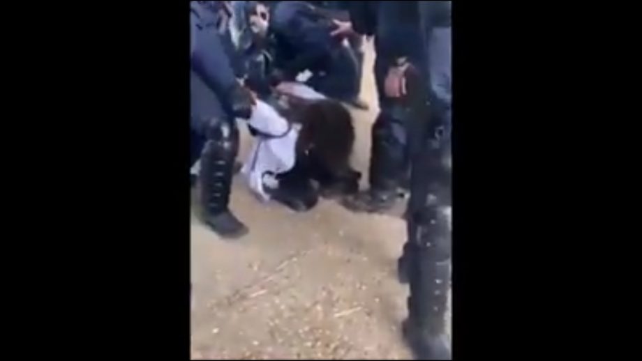 Une infirmière tirée par les cheveux, écrasée par terre et mise en garde à vue