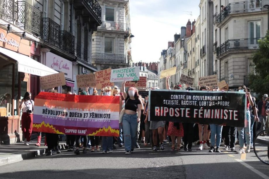 La colère des femmes : plus de 1000 personnes dans les rues de Nantes contre le gouvernement