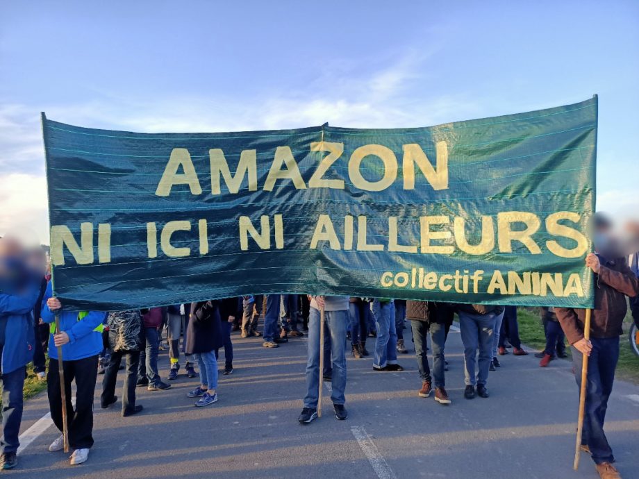 Montbert : plusieurs milliers de personnes contre Amazon !