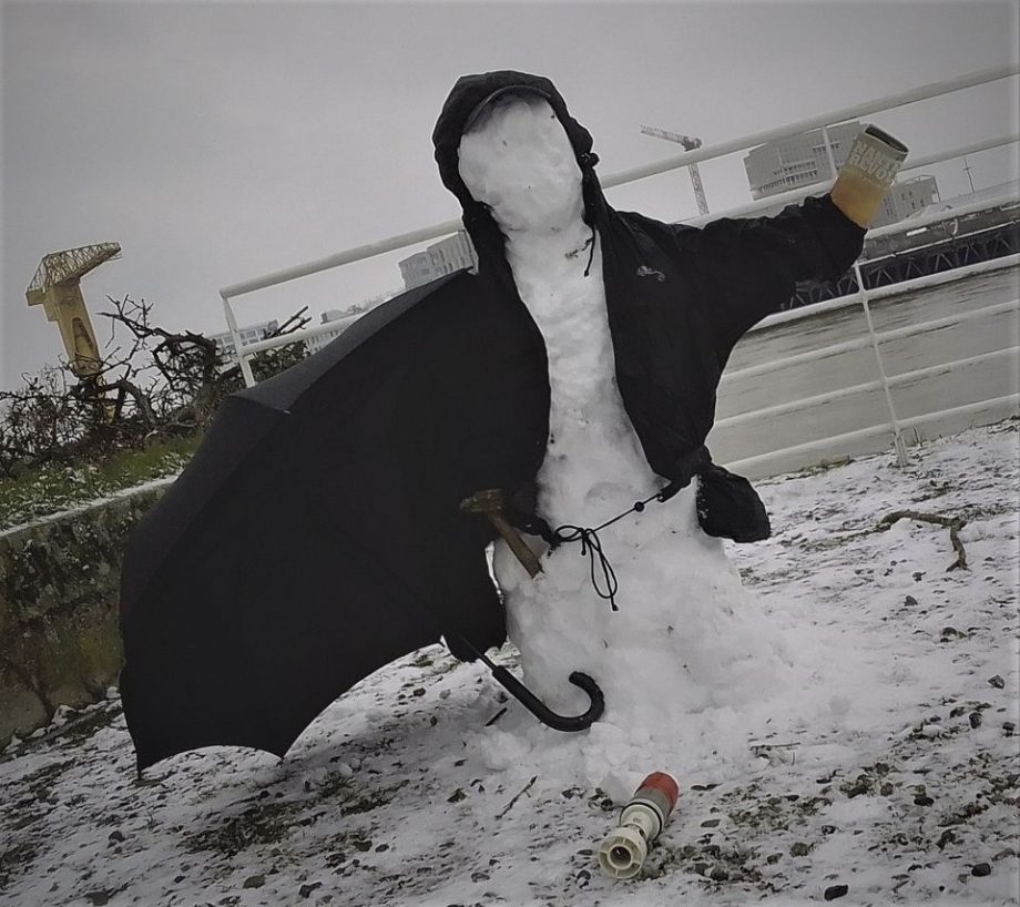 Aperçu à Nantes cet après-midi : un mystérieux black bloc des neiges !