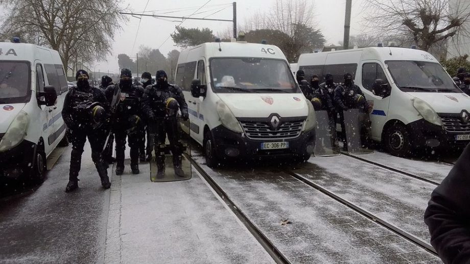 Nantes bloquée par la neige et la police de Macron