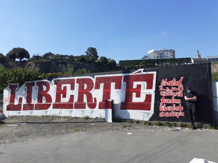 « Liberté » sur les murs du pays