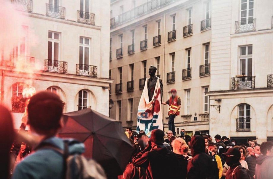 Fête et joie contre terreur d’État