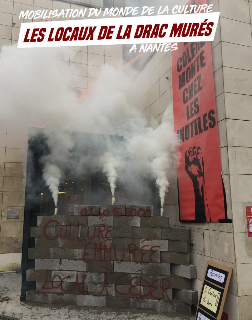 L'entrée de la DRAC de Nantes bouchée par un mur de parpaings