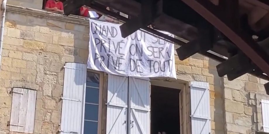 Macron joue au démocrate mais fait arracher une banderole qui lui déplaît