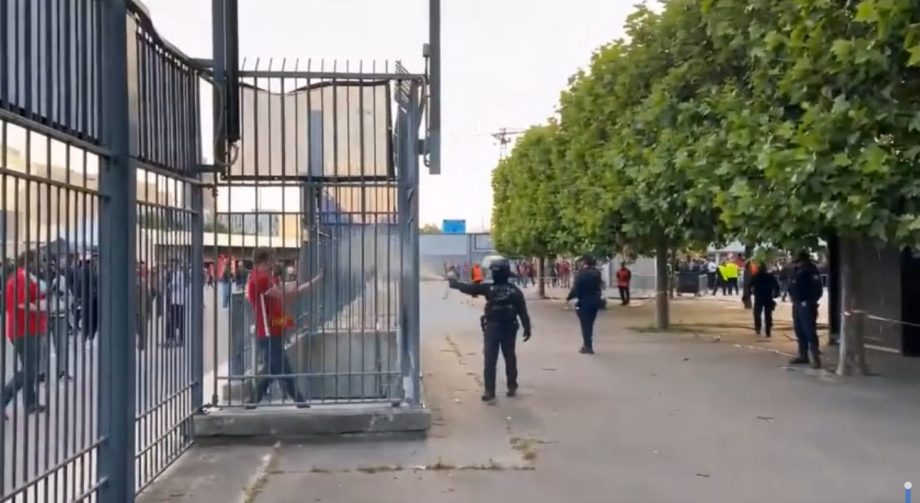 Champions League : la police gaze et cogne les supporters