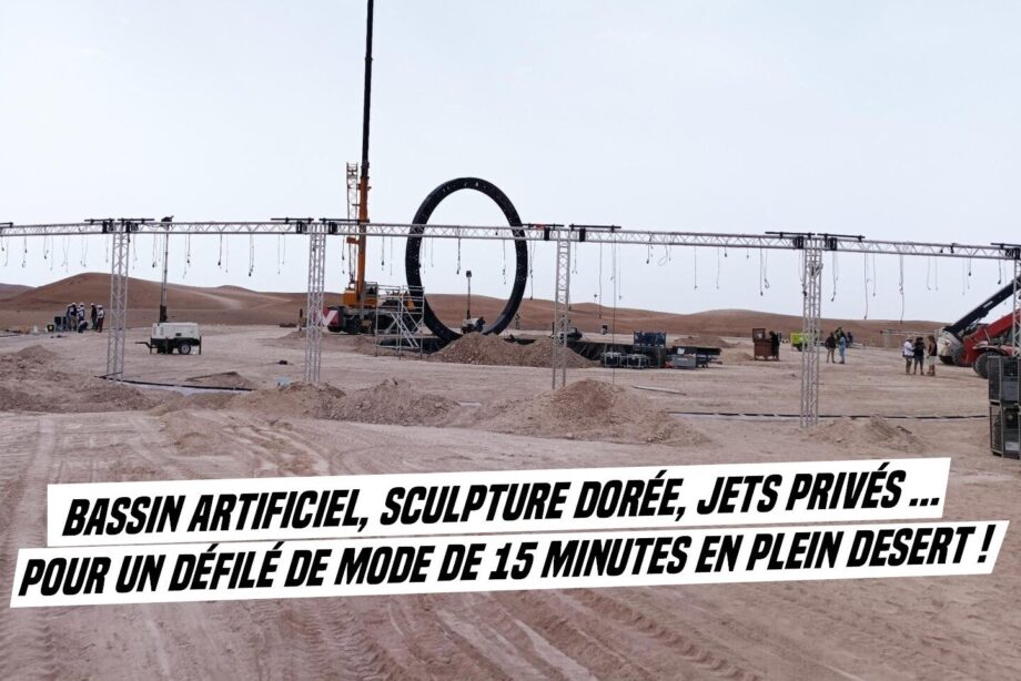 Dans le désert : bassin artificiel, sculpture dorée, jets et camions pour 15 minutes de défilé