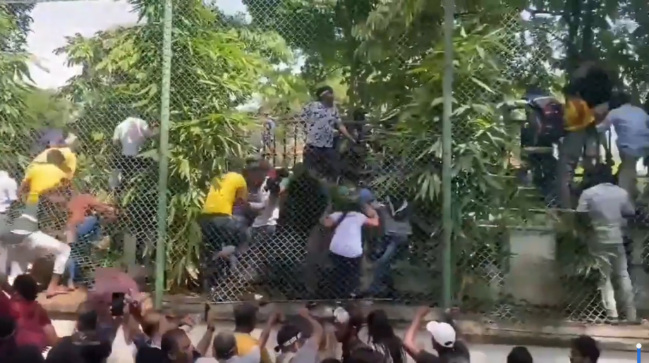Sri Lanka : les bureaux du 1er ministre envahis par les manifestants