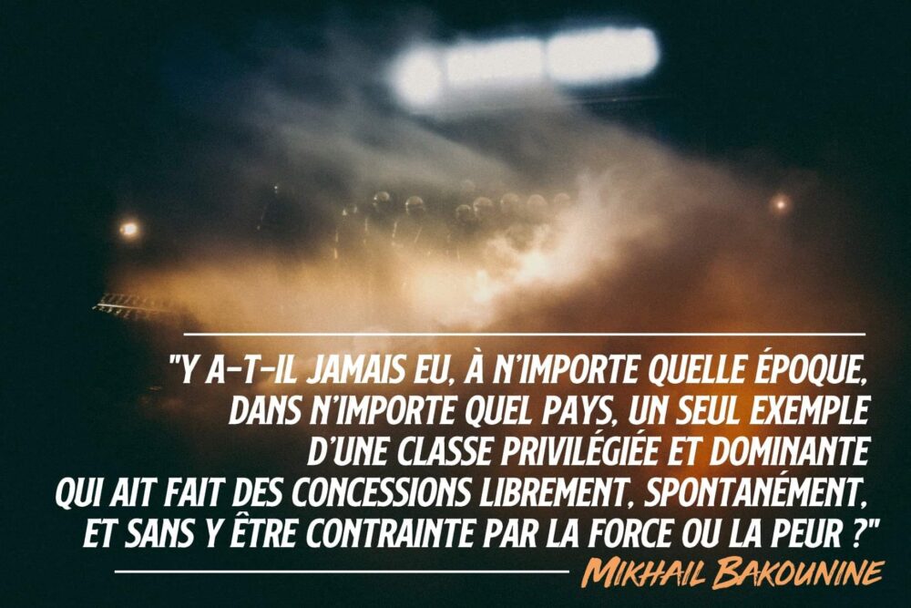 Contraindre par la force ou par la peur
