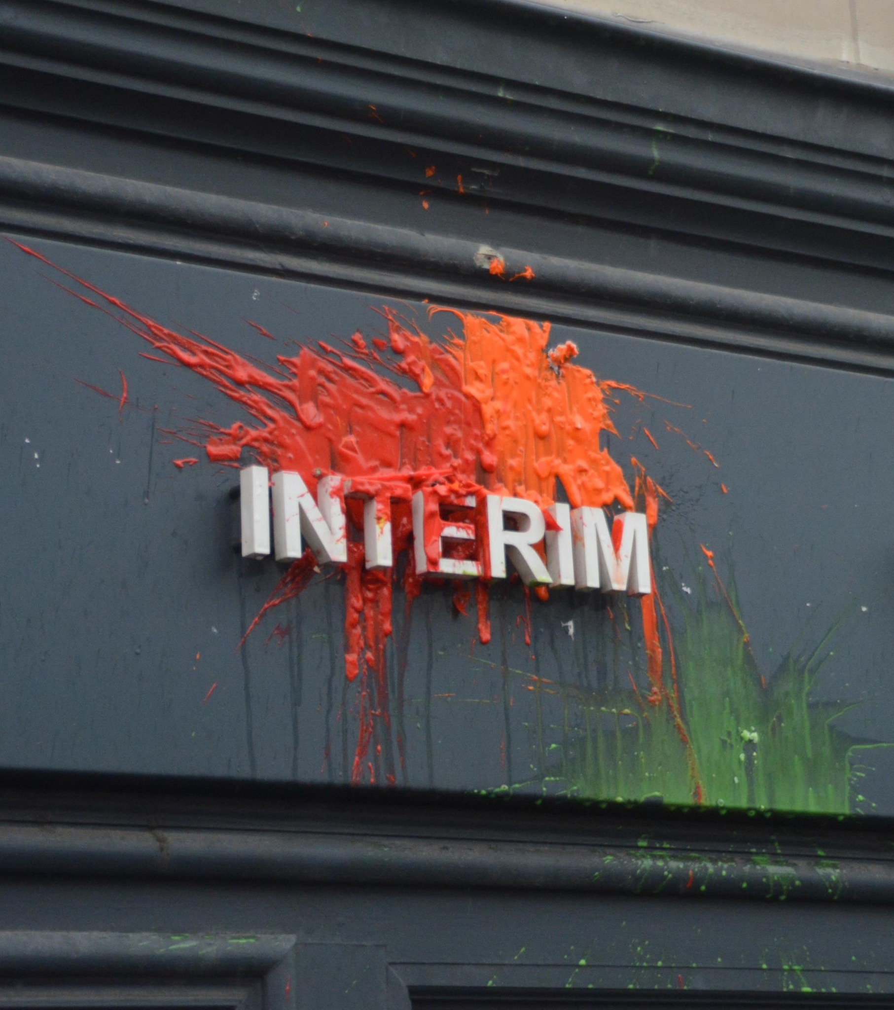 Devanture d'une boîte d'intérim recouverte de peinture colorée