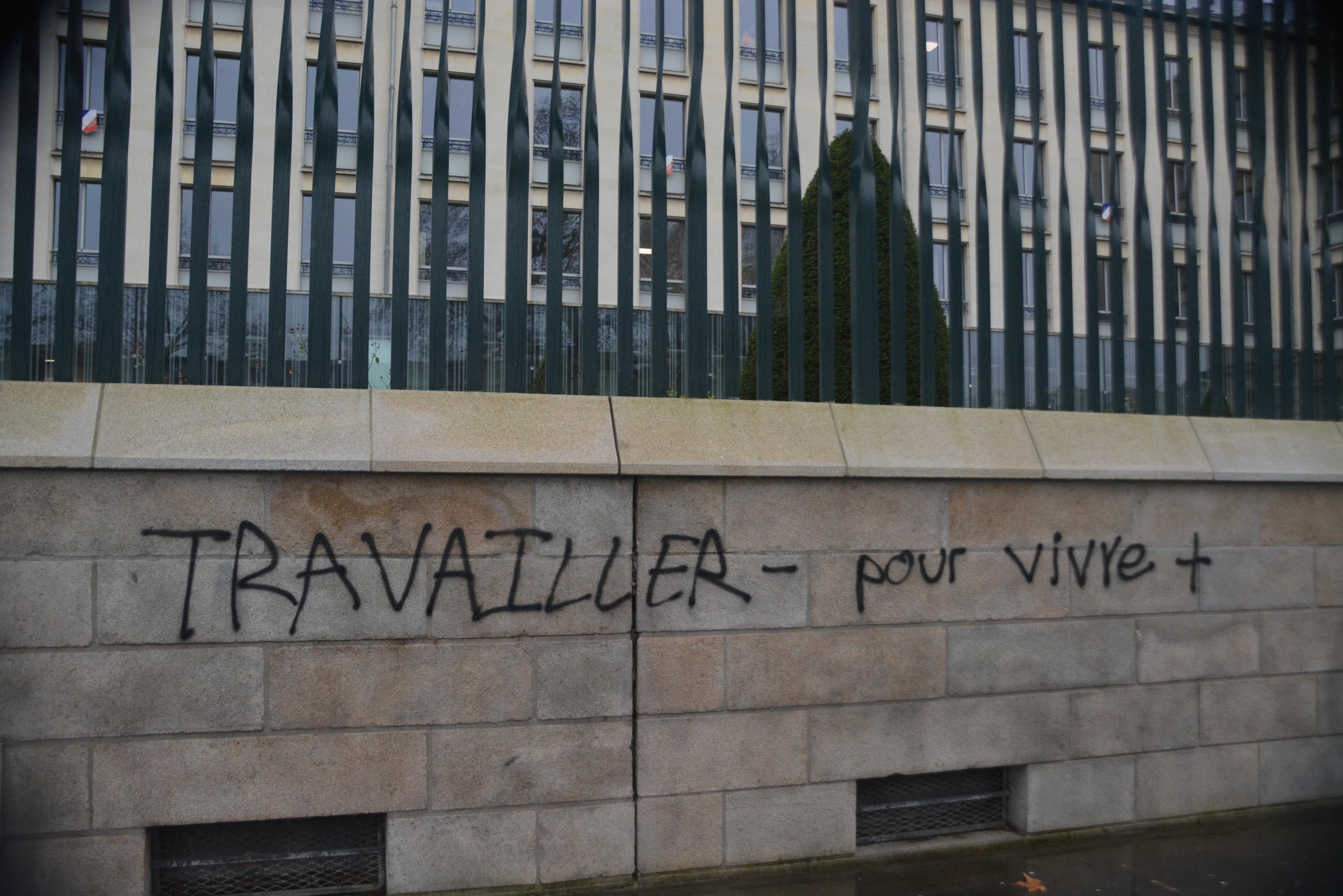 Tag sur la préfecture de Nantes : Travailler moins pour vivre plus