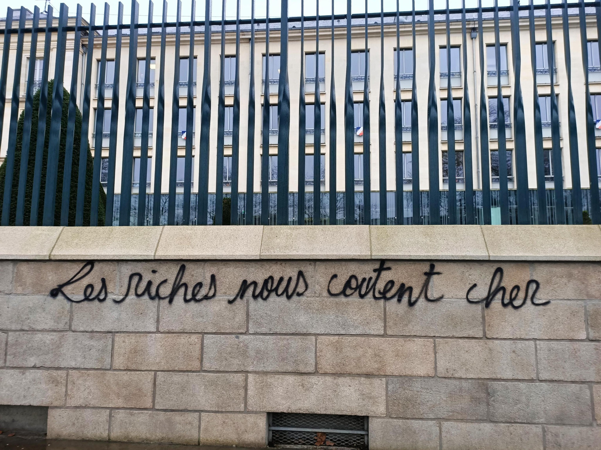 Tag sur la préfecture de Nantes : Les riches nous coûtent cher