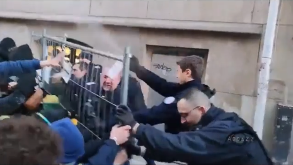 Blocus : quand des policiers se gazent eux-mêmes