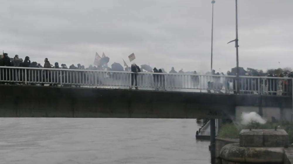 La police nantaise gaze une foule sur un pont