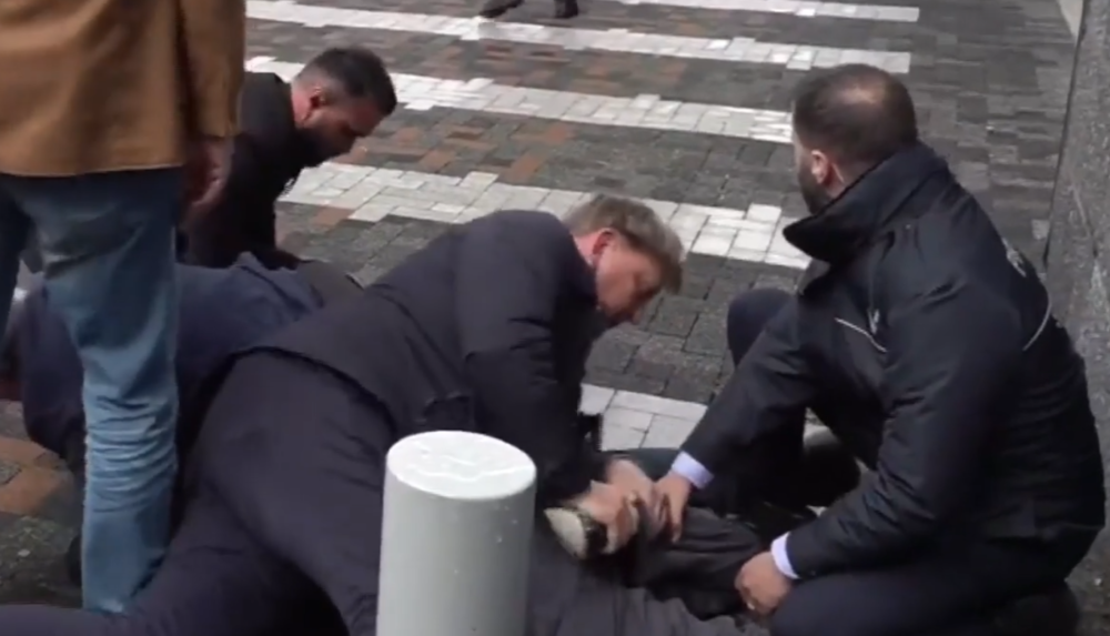 Amsterdam : un hollandais étouffé pour avoir chanté près de Macron