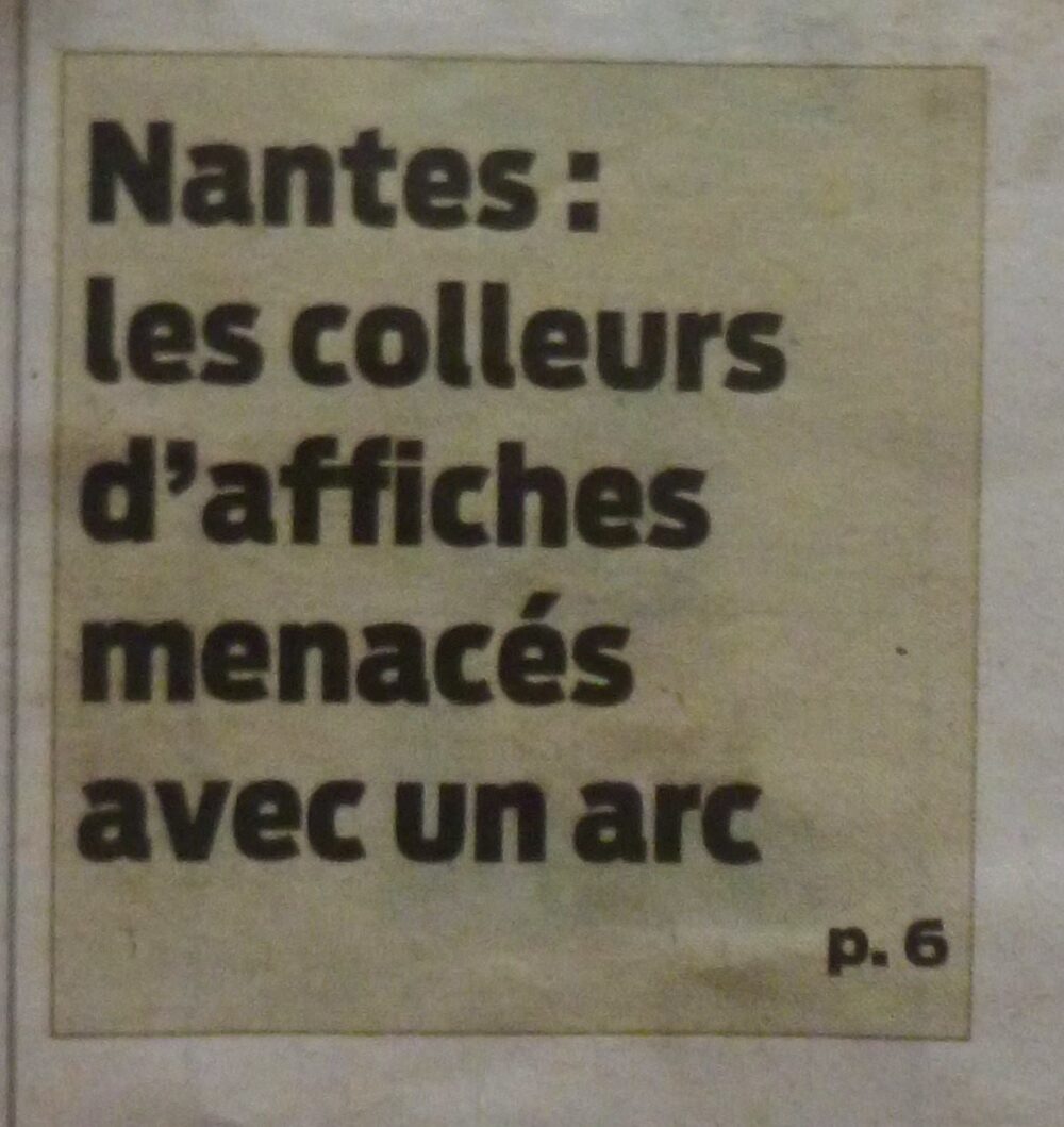 Un groupe de fachos qui colle des affiches, menacé avec « un arc de compétition » par un riverain ?