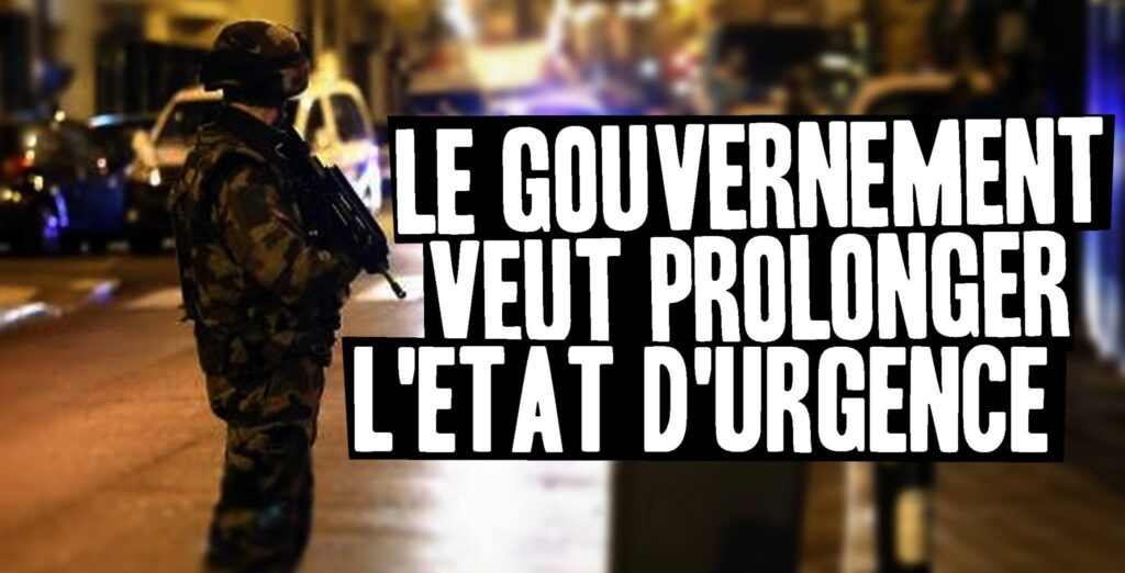 Un policier muni d'un fusil-mitrailleur fait respecter l'état d'urgence