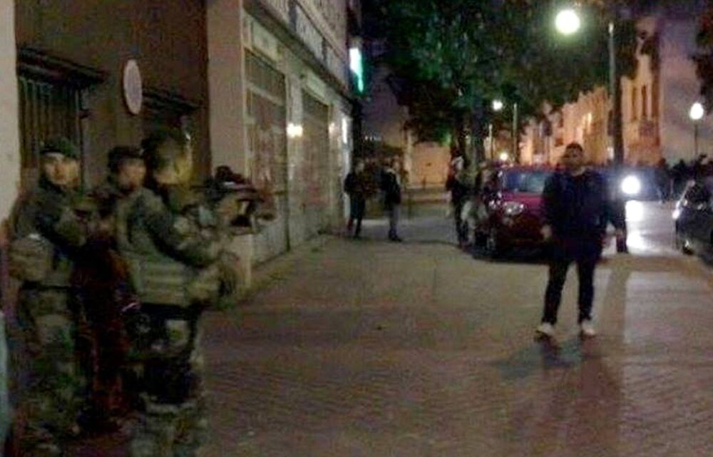 Des fusils d’assaut face aux antifascistes