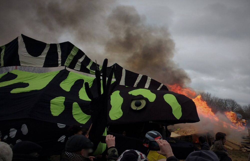10 février : feu de joie contre l’aéroport et son monde