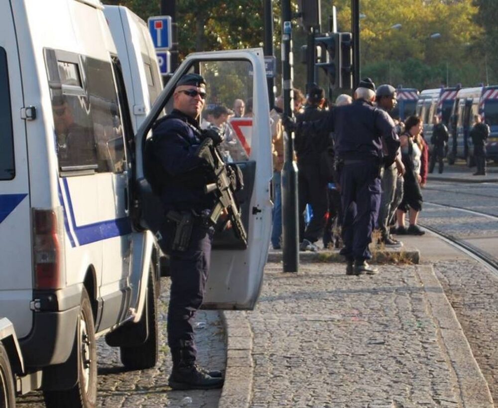 Que fait un fusil d’assaut face aux exilé-es ?