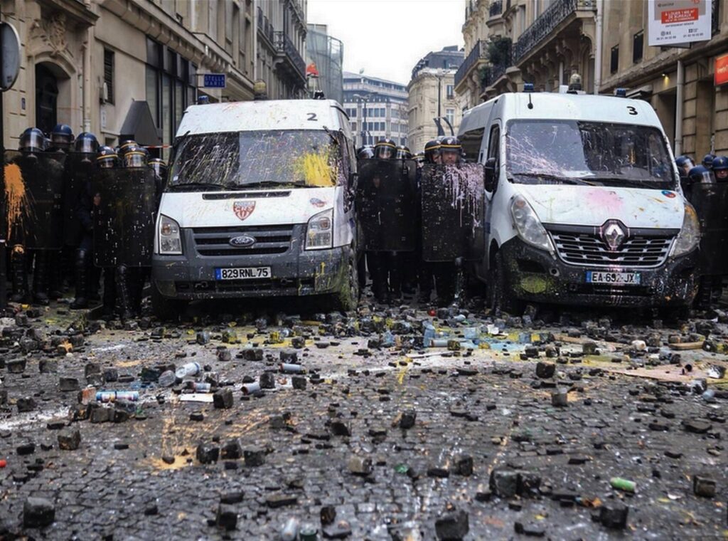 À Paris, les CRS ont été recouverts de peinture et de pavés.