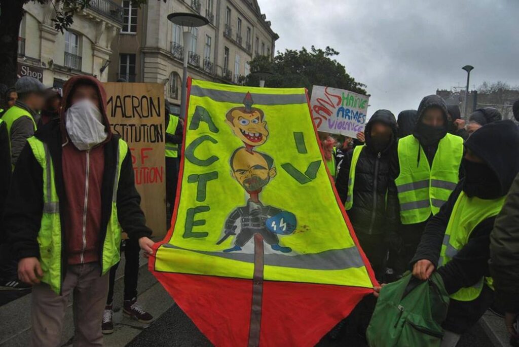 Des Gilets Jaunes tenant une banderole représentant la tête de Macron sur une pique et Édouard Philippe en CRS tenant un bouclier SS : pas vraiment d'extrême droite.