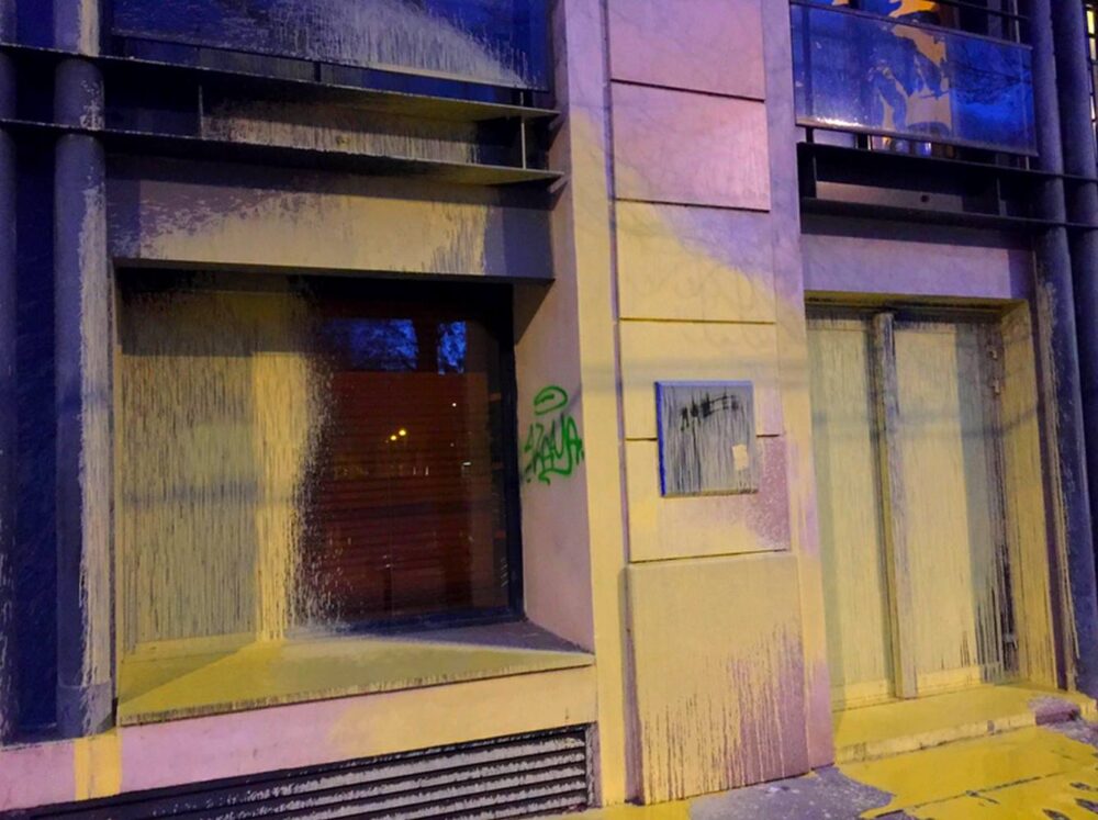 Nantes : le local du parti au pouvoir repeint en jaune