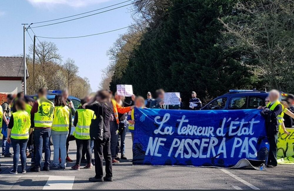 Usines d’armes de la police : petit blocage sous le soleil