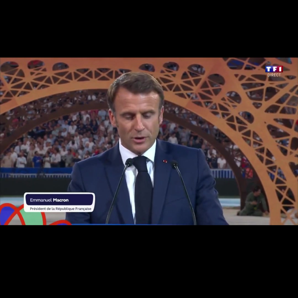 Une tempête de sifflets contre Macron au Stade de France