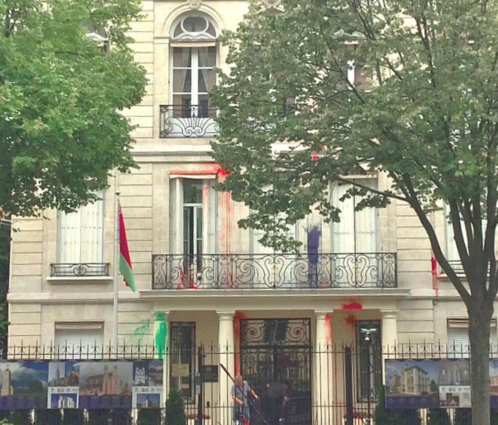 Paris: l’ambassade de Biélorussie repeinte en solidarité
