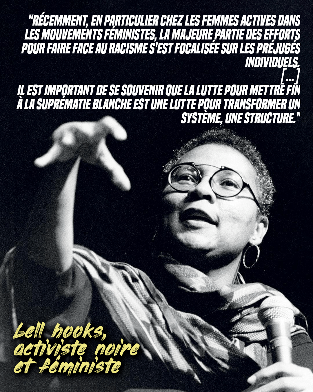 bell hooks développe ses concepts au micro. À côté de son portrait, sa citation développant l'idée d'un racisme comme structure.