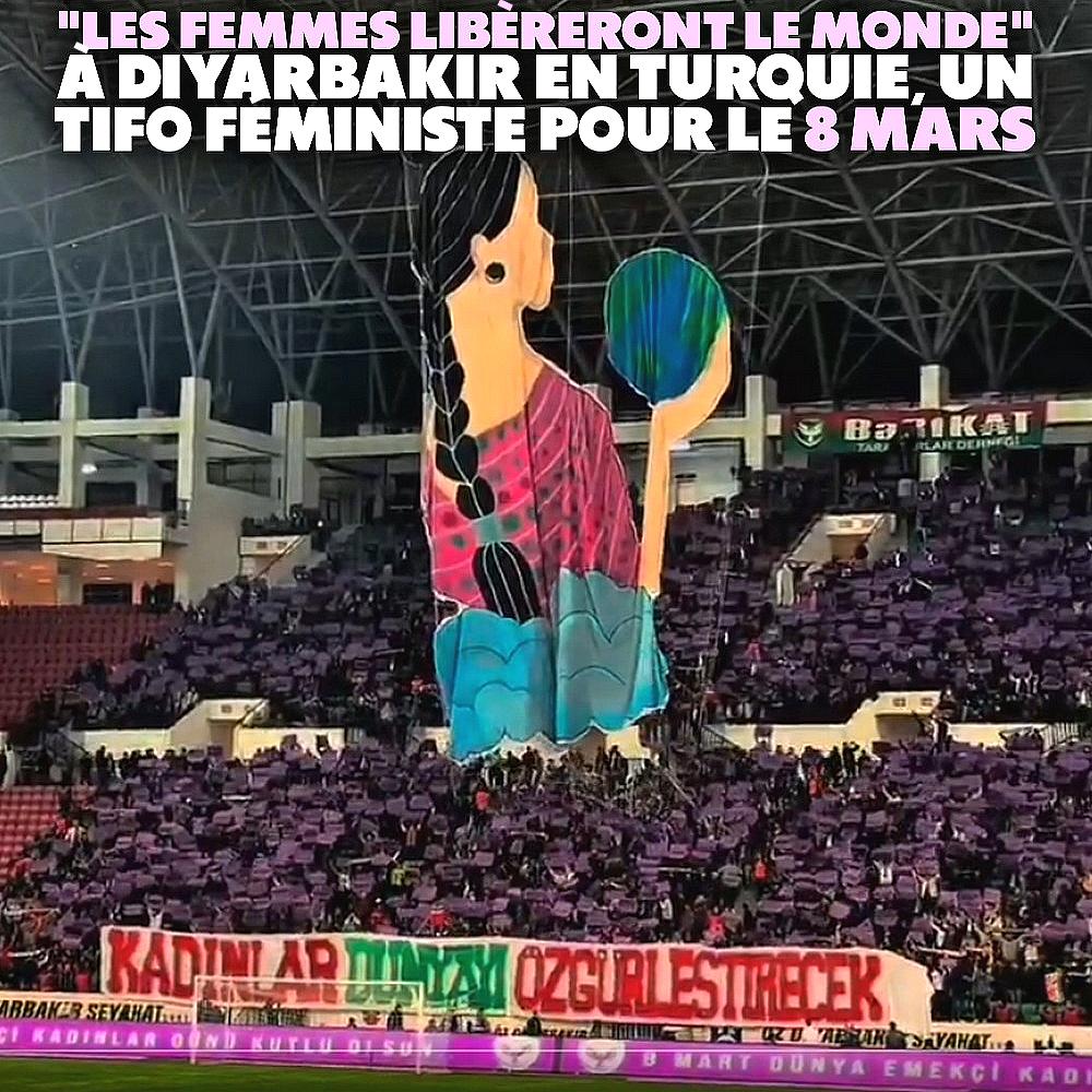 Au stade de Diyarbakır, un immense portrait d'une femme tenant le monde entre ses mains et une banderole au premier rang proclamant : «Les femmes libéreront le monde». En tribune, des centaines d'étendards violets, couleur du féminisme, sont brandis en arrière plan. Un tifo féministe pour le 8 mars.