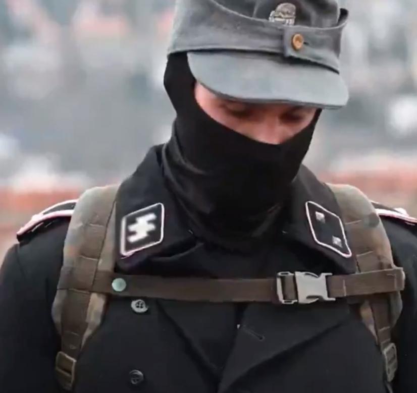 Pour le "Jour de l'honneur", un manifestant défile en uniforme nazi en Hongrie.