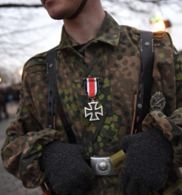 Pour le "Jour de l'honneur", un manifestant défile en uniforme nazi en Hongrie.