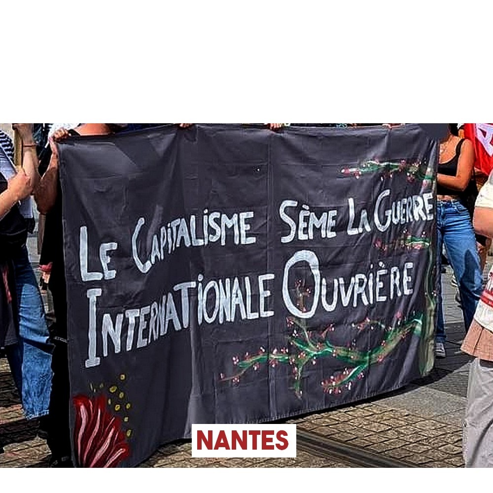 À Marseille, une banderole proclame "Guerre à la guerre".