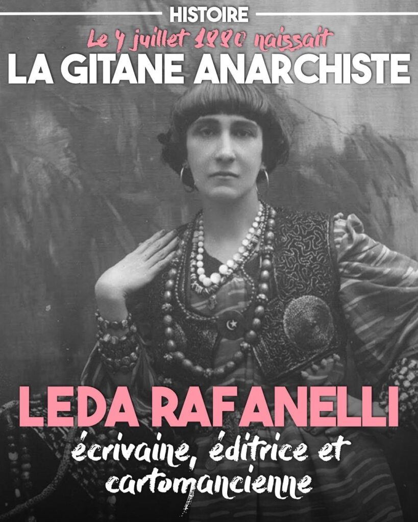 Leda Rafanelli, surnommée la gitane anarchiste, pose en photo.